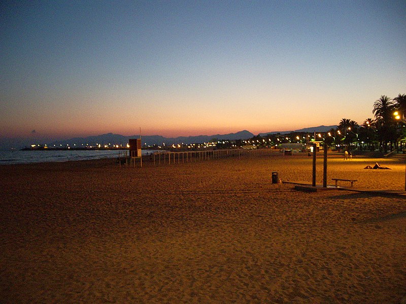 File:Cambrils la nuit - panoramio.jpg