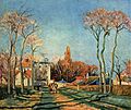 『ヴォワザン村の入口』1872年。油彩、キャンバス、46 × 55.5 cm。オルセー美術館[32]。