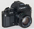 Canon New F-1 mit Automatiksucher FN und 50 mm 1,4 FD rechts