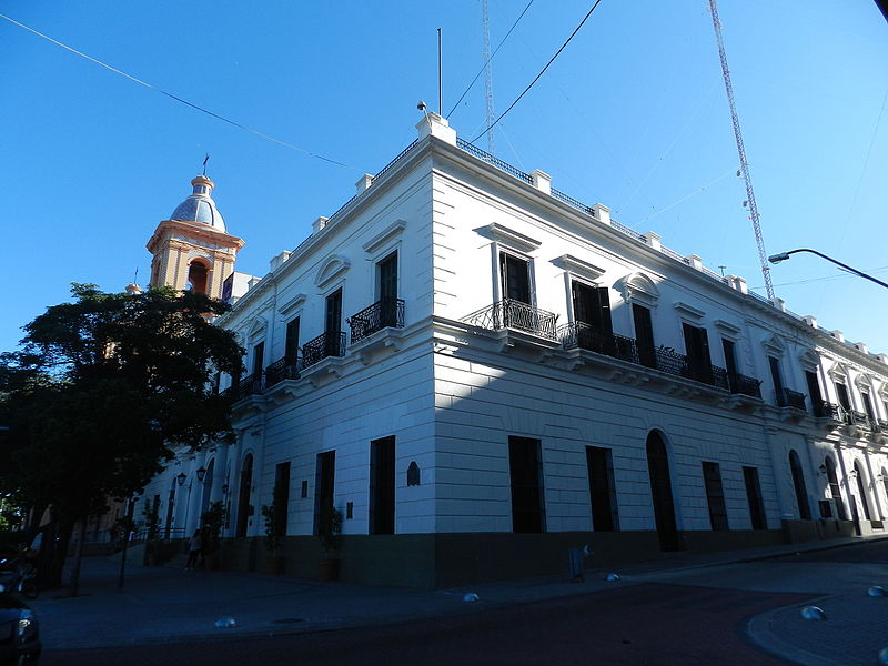 File:Casa de Gobierno y Basilica de fondo.JPG