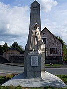 El "doliente" con una capa de limusina, estatua del monumento pacifista clásico a los muertos de Châlus