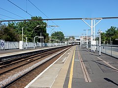 De noordelijke spoorbak met perrons en bebording in de huisstijl van de Elizabeth line.