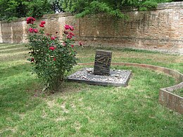 Cimitero Ebraico di Ferrara, Tomba Giorgio Bassani