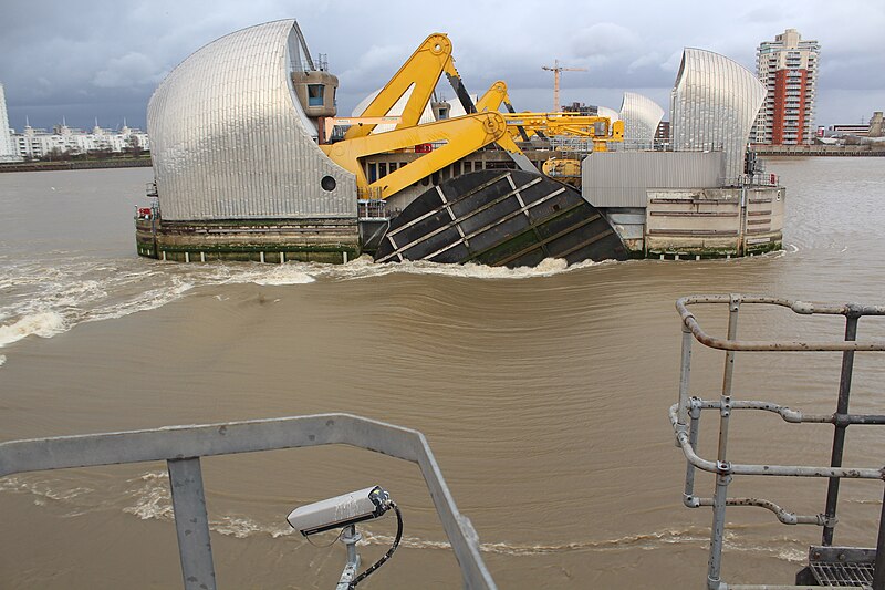 File:Closing the Thames Barrier (9289).jpg