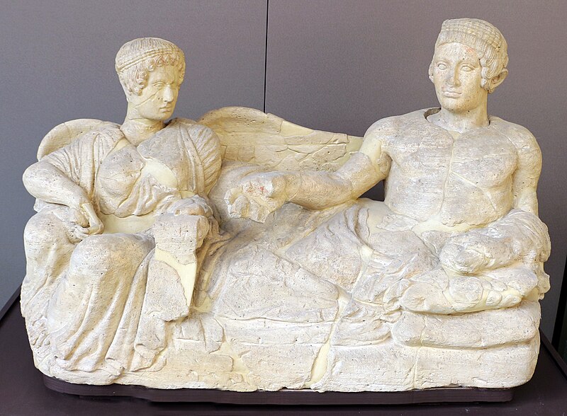 File:Coperchio di grande urna cineraria etrusca col defunto e Vanth, dalla necropoli della pedata a chianciano, 410-400 ac ca.jpg