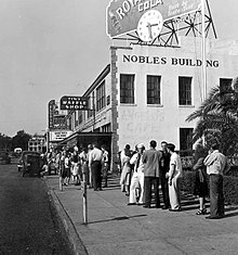 Line up to see Gone with the Wind in Pensacola, Florida (1947) Crowds line up to see "Gone with the Wind" in Pensacola, Florida (1947).jpg