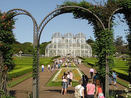 Curitiba (hoofdstad van Paraná) is de grootste, rijkste en belangrijkste stad in het zuiden. De hortus botanicus is het onofficiële symbool van de regio.