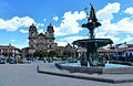 Cusco, la cathédrale-Basilique et la statue de Pachacutec, sur Plaza de Armas.jpg