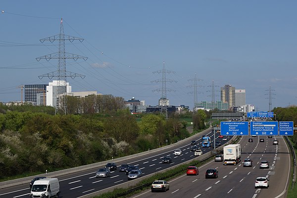 A 66 between Eschborn (left) and Sossenheim, near Frankfurt-Höchst; Bundesautobahn 648 begins here