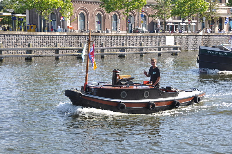 File:De opduwer KLEINE ZORG op het Kanaal door Walcheren (01).JPG