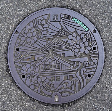 Japanese manhole decorated with a traditionnal castle