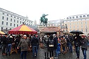 Denkmal Maximilian, Kurfürst von Bayern hinter der Marktschänke auf dem Weihnachtsmarkt Wittelsbacherplatz