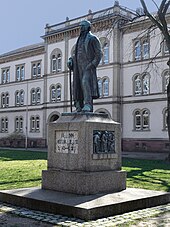 Johann Peter Hebel Denkmal im Hebelpark vor der Hebelschule in Lörrach. Von Wilhelm Gerstel (1879–1963) Bildhauer. Angefertigt in der Giesserei Hans Clement in München