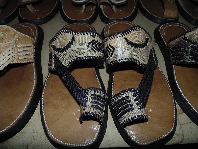 File:Des chaussures en cuir au musée national du Niger.jpg