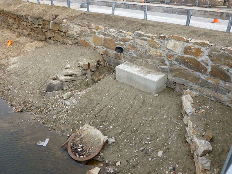 File:Detail of North Canal banks; Lawrence, MA; 2011-04-10.jpg