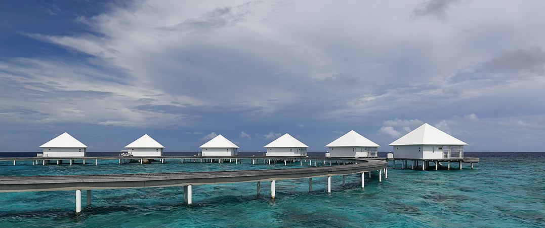 圖為泰達芙士島（英語：Thudufushi）的客房，該島前身為馬爾代夫南阿里環礁的無人島之一，1990年發展成一個擁有70間客房的4星級度假旅館。