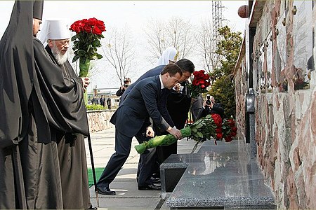 ไฟล์:Dmitry_Medvedev_in_Ukraine_26_April_2011-4.jpeg