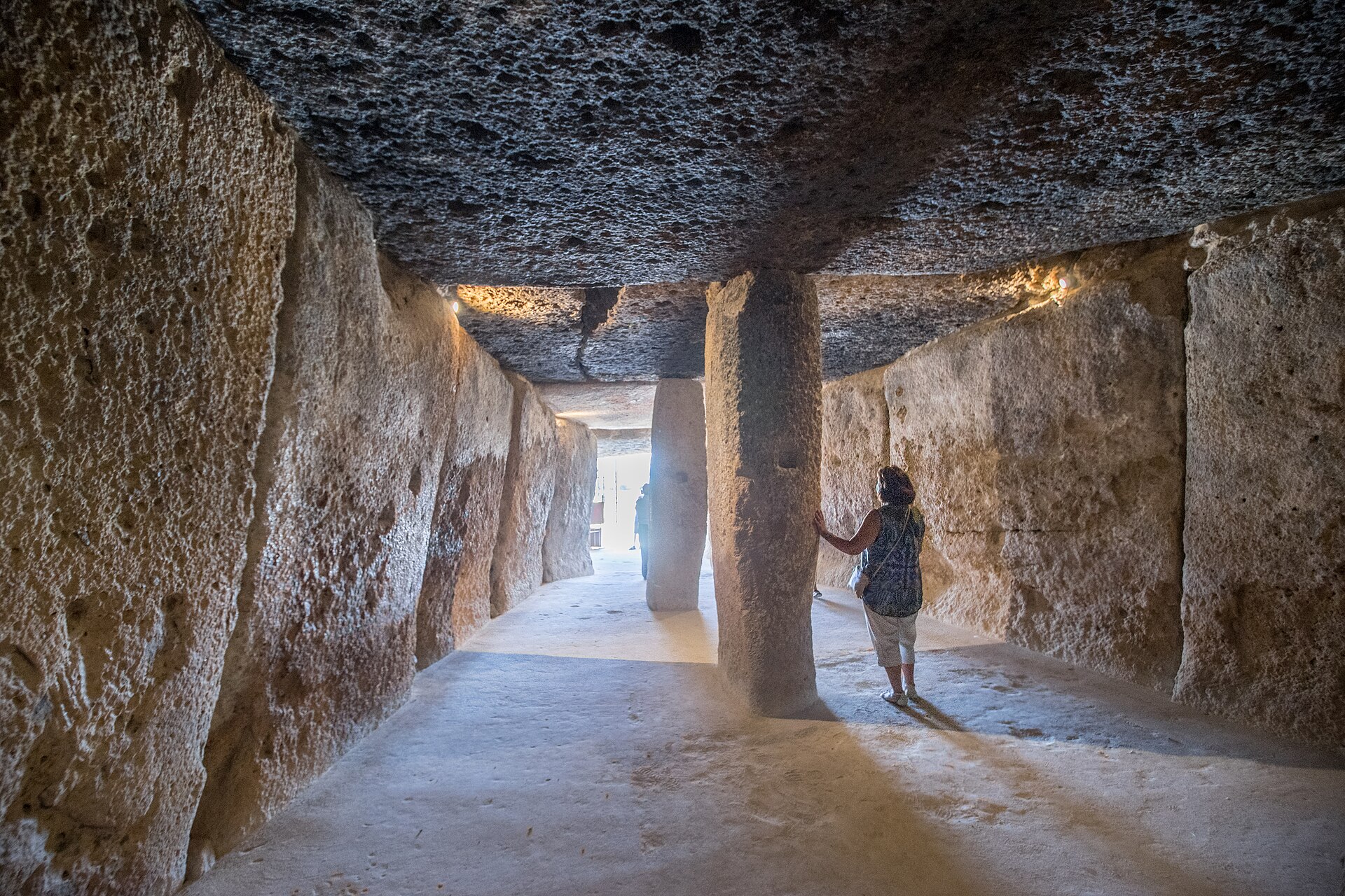 1920px-Dolmen_de_Menga._Interior_2.jpg