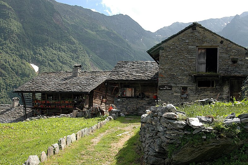 File:Dorf ( da Bo e Luke) Val d'Otro - Alagna - panoramio.jpg