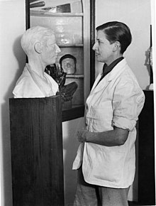 Doris Flinn c. 1935 dengan self portrait bust.jpg