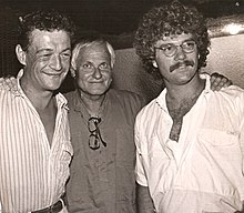 Philippe Léotard en 1985 avec le réalisateur Miklós Jancsó (au centre) et le producteur Doron Eran, pendant le tournage de L'Aube