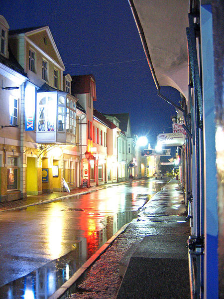 File:Downtown Parnu at night-PDXdj.jpg