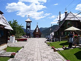 Caminho principal com vista para a igreja de Küstendorf.