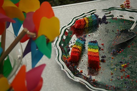 Радужные вертушки и пирог на гей-прайде в Праге