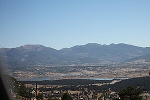 Blick nach Norden auf die Eşen-Talsperre im Sommer bei Niedrigwasser.