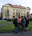 Čeština: Editaton ve Slaném 2017, někteří účastníci editatonu před budovou Vlastivědného muzea.