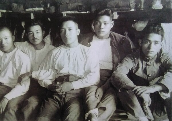 Tsuburaya (far right) with fellow Imperial Japanese Army comrades, c. 1922