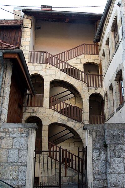 File:Escalier extérieur, 2 rue Montrieux, Pontarlier.jpg