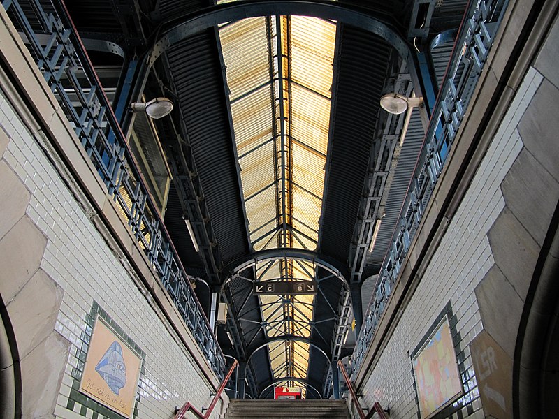 File:Escalier souterrain Gare de Colmar.jpg