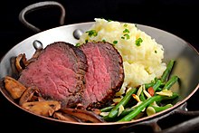 A filet mignon dinner with mashed potato, string beans and mushrooms Filet de boeuf.jpg