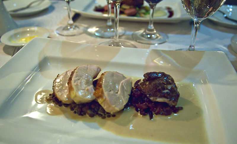 File:Filet de chapon rôti aux lentilles vertes du Puy.jpg