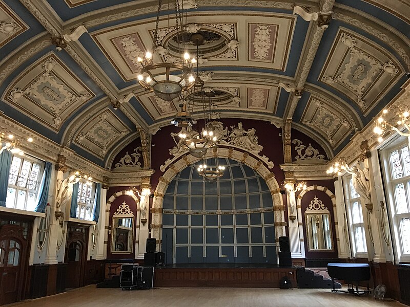 File:Finsbury Town Hall grand hall.jpg
