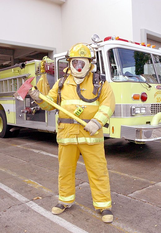 Een Amerikaanse brandweerman in brandweerkleding