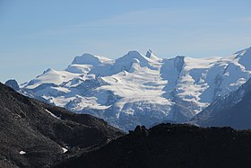 Näkymä Fluchthornista (vasemmassa reunassa) Strahlhornin, Allalinhornin ja Rimpfischhornin kanssa.