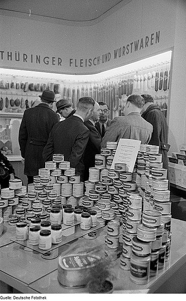 File:Fotothek df roe-neg 0006067 027 Wurst- und Fleischkonserventürme am Stand der Thüringer Fleisch- und Wurstwaren.jpg