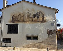 La belle fresque murale du restaurant « La Chèvre d'Or » agrémente le Rond-Point de la chèvre.