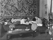 Fritz Lang und Thea von Harbou in ihrer Berliner Wohnung, 1923 oder 1924. Fotografie von Waldemar Titzenthaler.