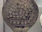 Տապկոցի նմանող սպաս․ Ք.Ա. ․ 2800-2300 - գտնուած Քիքիլատես, Սիրոս կղզիին Խալանտրիանի մէջ․ կը նշմարուին նաւու մը եւ ձուկերու զարդերը: