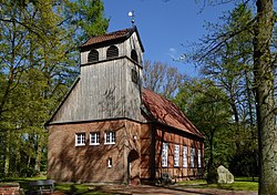 Puusterke mit Ludwig-Harms-Kirche in Fuhrberg