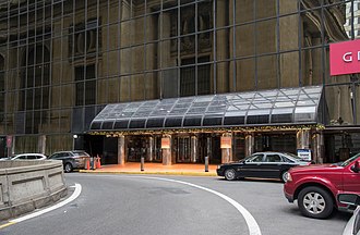 The hotel's taxi stand on the Park Avenue Viaduct GCT Hyatt.jpg