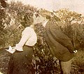 Kyss har siden 1800-tallet blitt et utbredt symbol for romantisk kjærlighet. Bildet viser et ungt par som poserende kysser i Minnesota i USA ca. 1900.