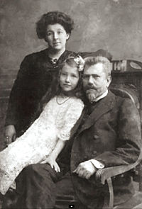 Иван Эдуардович с семьёй: жена, дочь — Н. И. Гаген-Торн