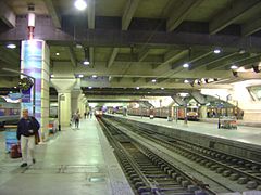 A estação ao nível da plataforma.