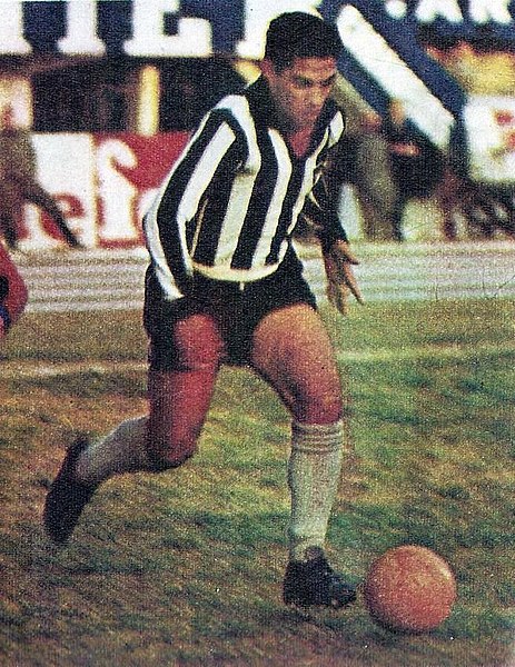 Garrincha playing for Botafogo in the 1960s