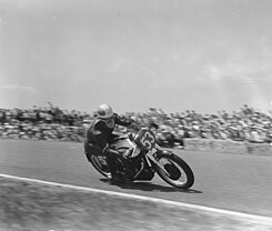 Geoff Duke vince la gara di 350cc, Bestanddeelnr 905-1927.jpg