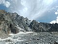 Depuis le glacier Rond avec l'arrivée au centre et le pylône intermédiaire à gauche.